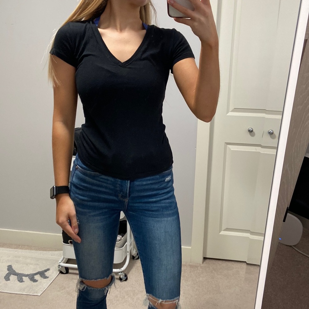 classic Black tee v-neck